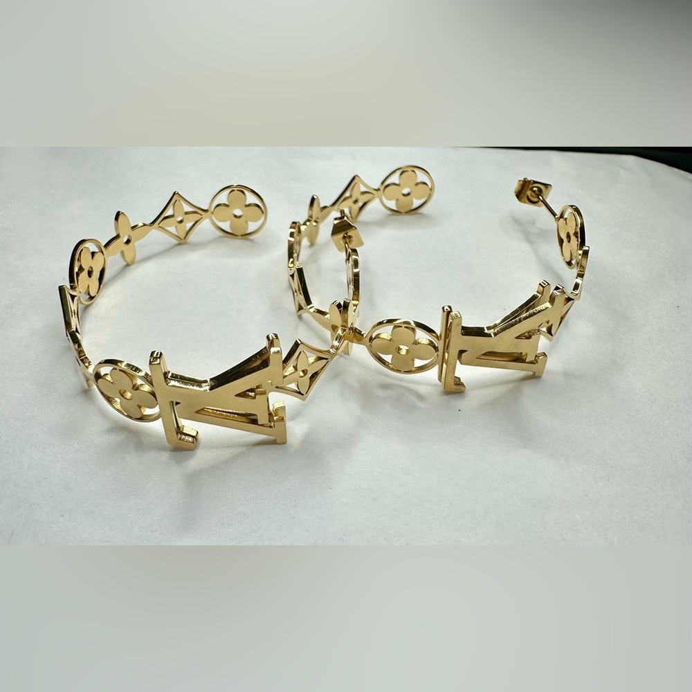 Amazing Hoop Earrings - Picture 2 of 8